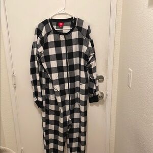 Macy's Black and White Pajama Set Buffalo Check